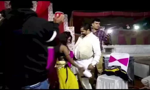 बिहार के बीजेपी नेता के फूहड़ डांस का वीडियो वायरल, राजीव रंजन तिवारी ने महिला के साथ लगाए ठुमके बिहार के बीजेपी नेता के फूहड़ डांस का वीडियो वायरल, राजीव रंजन तिवारी ने महिला के साथ लगाए ठुमके