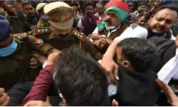 अभी अभी: गिरफ्तार हुए अखिलेश यादव, SP कार्यकर्ताओं ने किया हंगामा, कन्नौज के लिए हुए थे रवाना