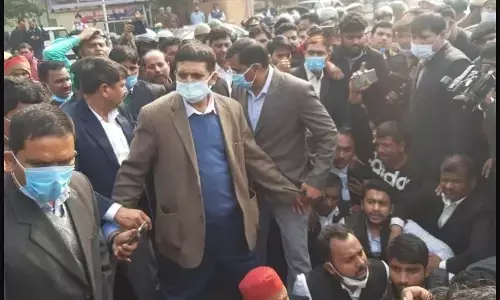 Farmer Protest: किसान यात्रा से रोकने पर अखिलेश यादव धरने पर बैठे, बोले- कन्नौज जाएंगे भले जेल भेज दो Farmer Protest: किसान यात्रा से रोकने पर अखिलेश यादव धरने पर बैठे, बोले- कन्नौज जाएंगे भले जेल भेज दो