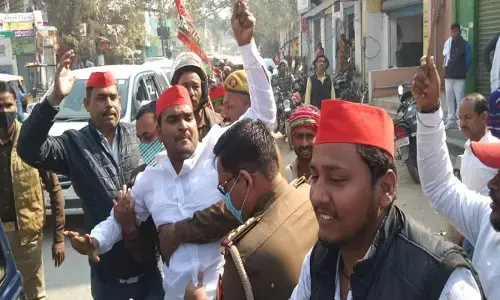 सपा का आंदोलन: काशी में भी कोहराम, धरना दे रहे सपाइयों की पुलिस से हुई झड़प