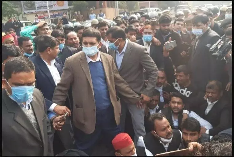 Farmer Protest: किसान यात्रा से रोकने पर अखिलेश यादव धरने पर बैठे, बोले- कन्नौज जाएंगे भले जेल भेज दो Farmer Protest: किसान यात्रा से रोकने पर अखिलेश यादव धरने पर बैठे, बोले- कन्नौज जाएंगे भले जेल भेज दो
