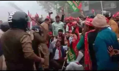 भारत बंद: किसानों के समर्थन में उतरे सपाइयों का हल्ला-बोल योगी की पुलिस ने किया लाठीचार्ज, कई गिरफ्तार भारत बंद: किसानों के समर्थन में उतरे सपाइयों का हल्ला-बोल योगी की पुलिस ने किया लाठीचार्ज, कई गिरफ्तार