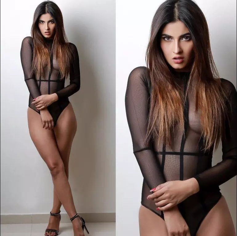 Karishma Sharma Sexy Hot Video: करिश्मा शर्मा हॉट वीडियो में बिखेर रहीं बोल्डनेस का जलवा Karishma Sharma Sexy Hot Video: करिश्मा शर्मा हॉट वीडियो में बिखेर रहीं बोल्डनेस का जलवा
