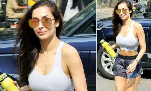 Malaika Arora Sexy Photo: बॉलीवुड की अनार कली मलाइका अरोड़ा का ये रेड हॉट अवतार देख हो जाएंगे मदहोश