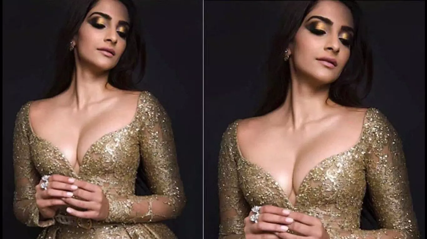 Sonam Kapoor Sexy Video: सोनम कपूर की सेक्सी वीडियो को देख फैंस के छूटे पसीने, दिलकश लुक का छाया जादू Sonam Kapoor Sexy Video: सोनम कपूर की सेक्सी वीडियो को देख फैंस के छूटे पसीने, दिलकश लुक का छाया जादू