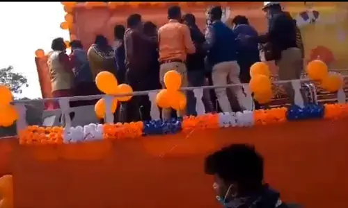 बंगाल में बीजेपी के नेता-कार्यकर्ता मंच पर ही आपस में भिड़े, कुर्सी-टेबल फेंकीं बंगाल में बीजेपी के नेता-कार्यकर्ता मंच पर ही आपस में भिड़े, कुर्सी-टेबल फेंकीं