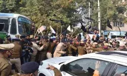 Ambala में किसानों का हंगामा, CM खट्टर के काफिले में शामिल गाड़ियों पर बरसाए डंडे Ambala में किसानों का हंगामा, CM खट्टर के काफिले में शामिल गाड़ियों पर बरसाए डंडे