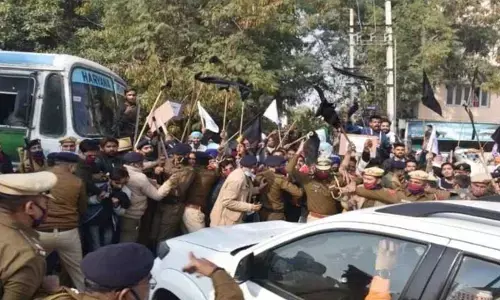 Ambala में किसानों का हंगामा, CM खट्टर के काफिले में शामिल गाड़ियों पर बरसाए डंडे Ambala में किसानों का हंगामा, CM खट्टर के काफिले में शामिल गाड़ियों पर बरसाए डंडे