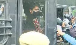 Farmers Protest: प्रियंका गांधी वाड्रा समेत अन्य कांग्रेस नेता हिरासत में लिए गए, राहुल गांधी को मिली राष्ट्रपति भवन जाने की इजाजत Farmers Protest: प्रियंका गांधी वाड्रा समेत अन्य कांग्रेस नेता हिरासत में लिए गए, राहुल गांधी को मिली राष्ट्रपति भवन जाने की इजाजत