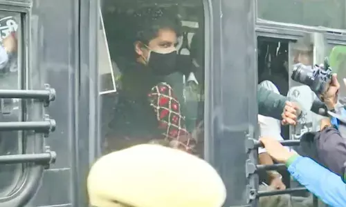 Farmers Protest: प्रियंका गांधी वाड्रा समेत अन्य कांग्रेस नेता हिरासत में लिए गए, राहुल गांधी को मिली राष्ट्रपति भवन जाने की इजाजत