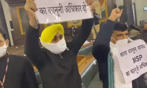 Breaking News: संजय सिंह ने संसद में आप सांसदों के साथ PM मोदी को दिखाए पोस्टर, लगाए नारे, अन्नदाताओं को आतंकवादी कहना बंद करो Breaking News: संजय सिंह ने संसद में आप सांसदों के साथ PM मोदी को दिखाए पोस्टर, लगाए नारे, अन्नदाताओं को आतंकवादी कहना बंद करो