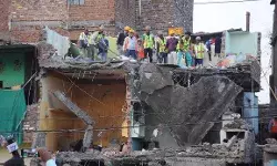 सांप्रदायिक झड़प के बाद पुलिस ने मुस्लिम परिवार का घर अवैध बताकर तोड़ डाला सांप्रदायिक झड़प के बाद पुलिस ने मुस्लिम परिवार का घर अवैध बताकर तोड़ डाला