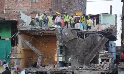 सांप्रदायिक झड़प के बाद पुलिस ने मुस्लिम परिवार का घर अवैध बताकर तोड़ डाला सांप्रदायिक झड़प के बाद पुलिस ने मुस्लिम परिवार का घर अवैध बताकर तोड़ डाला