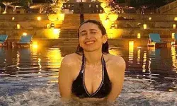Karisma Kapoor Bikini Photo Video: करिश्मा कपूर के बिकिनी फोटो ने इंटरनेट पर लगाई आग, सेक्सी लुक से कर रहीं मदहोश Karisma Kapoor Bikini Photo Video: करिश्मा कपूर के बिकिनी फोटो ने इंटरनेट पर लगाई आग, सेक्सी लुक से कर रहीं मदहोश
