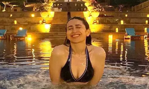 Karisma Kapoor Bikini Photo Video: करिश्मा कपूर के बिकिनी फोटो ने इंटरनेट पर लगाई आग, सेक्सी लुक से कर रहीं मदहोश