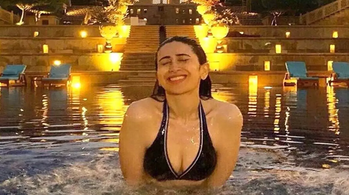 Karisma Kapoor Bikini Photo Video: करिश्मा कपूर के बिकिनी फोटो ने इंटरनेट पर लगाई आग, सेक्सी लुक से कर रहीं मदहोश