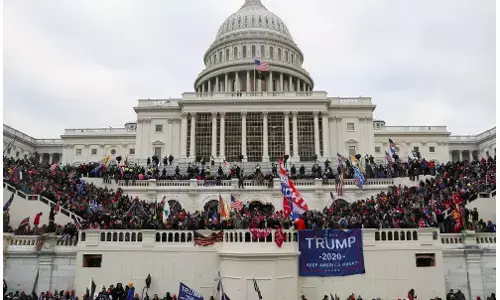 अमेरिका में कैपिटल बिल्डिंग पर ट्रंप समर्थकों का हमला, गोलीबारी में महिला की मौत अमेरिका में कैपिटल बिल्डिंग पर ट्रंप समर्थकों का हमला, गोलीबारी में महिला की मौत