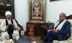 बाबा लक्खा सिंह से मिले कृषि मंत्री, किसानों ने कहा किसी मध्यस्थ की ज़रूरत नहीं