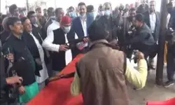 Akhilesh Yadav lifted the rifle, targeted it, see what happened