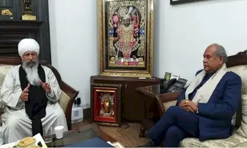 बाबा लक्खा सिंह से मिले कृषि मंत्री, किसानों ने कहा किसी मध्यस्थ की ज़रूरत नहीं