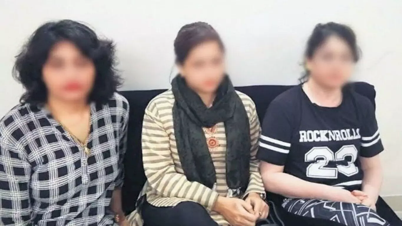 Indore Honey Trap: बरामद सीडी और पोर्न फिल्मों से नहीं हुई छेड़खानी, आ गई एफएलएल रिपोर्ट Indore Honey Trap: बरामद सीडी और पोर्न फिल्मों से नहीं हुई छेड़खानी, आ गई एफएलएल रिपोर्ट