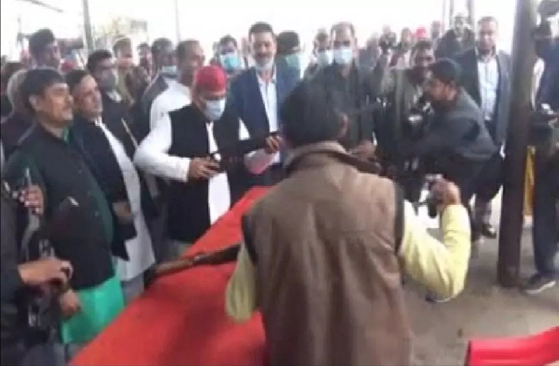 Akhilesh Yadav lifted the rifle, targeted it, see what happened