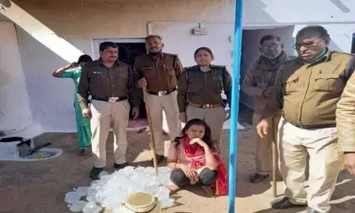 BJP Mahila Morcha Mandal president arrested selling raw liquor in Shivpuri BJP Mahila Morcha Mandal president arrested selling raw liquor in Shivpuri