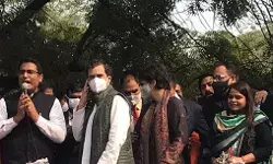 किसानों के समर्थन में सड़क पर उतरे राहुल-प्रियंका, राजभवन के बाहर बढ़ी सुरक्षा किसानों के समर्थन में सड़क पर उतरे राहुल-प्रियंका, राजभवन के बाहर बढ़ी सुरक्षा