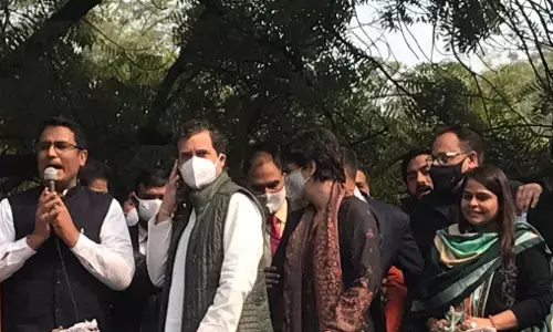 किसानों के समर्थन में सड़क पर उतरे राहुल-प्रियंका, राजभवन के बाहर बढ़ी सुरक्षा किसानों के समर्थन में सड़क पर उतरे राहुल-प्रियंका, राजभवन के बाहर बढ़ी सुरक्षा