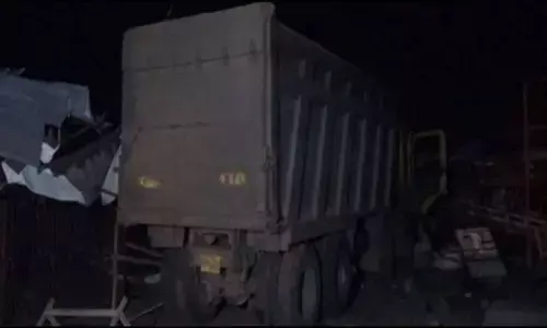 दर्दनाक हादसा: सूरत में डंपर ने बच्चे समेत 22 लोगों को कुचला, 15 की मौत दर्दनाक हादसा: सूरत में डंपर ने बच्चे समेत 22 लोगों को कुचला, 15 की मौत