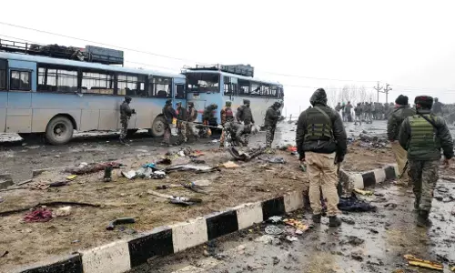 शिवसेना ने कहा- BJP ने चुनाव जीतने के लिए पुलवामा में बहाया था 40 फौजियों का खून! शिवसेना ने कहा- BJP ने चुनाव जीतने के लिए पुलवामा में बहाया था 40 फौजियों का खून!