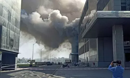 महाराष्ट्र: पुणे के सीरम इंस्टीट्यूट ऑफ इंडिया की इमारत में लगी आग महाराष्ट्र: पुणे के सीरम इंस्टीट्यूट ऑफ इंडिया की इमारत में लगी आग