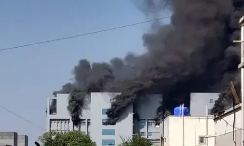 पुणे: सीरम इंस्टीट्यूट में आग लगने से 5 लोगों की मौत, 6 को सुरक्षित बचाया गया, 2 घंटे चला आग का तांडव पुणे: सीरम इंस्टीट्यूट में आग लगने से 5 लोगों की मौत, 6 को सुरक्षित बचाया गया, 2 घंटे चला आग का तांडव