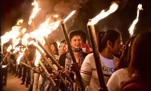 PM मोदी के असम दौरे से पहले AASU ने सीएए के खिलाफ प्रदर्शन के लिए निकाला मशाल जुलूस PM मोदी के असम दौरे से पहले AASU ने सीएए के खिलाफ प्रदर्शन के लिए निकाला मशाल जुलूस