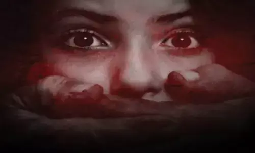 UP : छेड़खानी से परेशान किशोरी ने ट्रेन के आगे कूदकर की आत्महत्या, पुलिस पर गंभीर आरोप UP : छेड़खानी से परेशान किशोरी ने ट्रेन के आगे कूदकर की आत्महत्या, पुलिस पर गंभीर आरोप