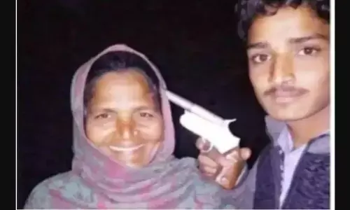 सेल्फी ली, मुस्कुराने को कहा, और मां के सिर पर तान दी पिस्तौल, फिर... सेल्फी ली, मुस्कुराने को कहा, और मां के सिर पर तान दी पिस्तौल, फिर...