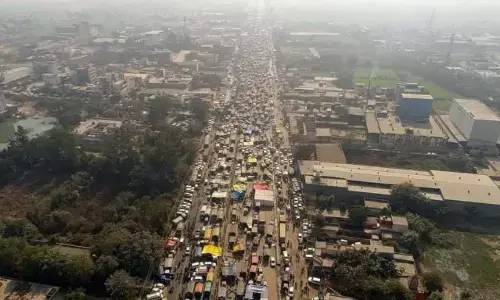 किसानों को रोकने में यूपी पुलिस नाकाम! ट्रैक्टर रैली में शामिल होने बड़ी संख्या में दिल्ली आ रहे किसान किसानों को रोकने में यूपी पुलिस नाकाम! ट्रैक्टर रैली में शामिल होने बड़ी संख्या में दिल्ली आ रहे किसान