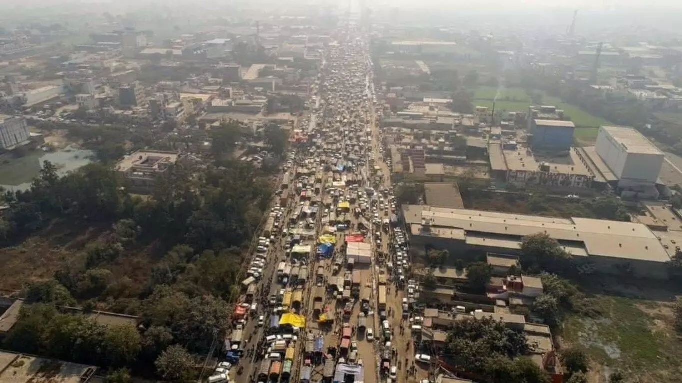 किसानों को रोकने में यूपी पुलिस नाकाम! ट्रैक्टर रैली में शामिल होने बड़ी संख्या में दिल्ली आ रहे किसान