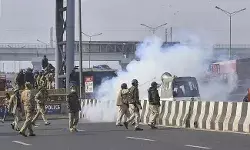 किसानों ने किया हंगामा, ITO पर पुलिस बस को किया हाईजैक, क्रेन भी कब्ज़ाई किसानों ने किया हंगामा, ITO पर पुलिस बस को किया हाईजैक, क्रेन भी कब्ज़ाई