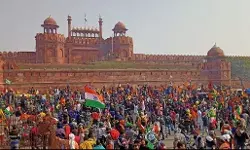 लाल किले परिसर में घुसे आंदोलनकारी किसान, फहरा दिया किसान आंदोलन का झंडा लाल किले परिसर में घुसे आंदोलनकारी किसान, फहरा दिया किसान आंदोलन का झंडा