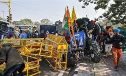 ट्रैक्टर रैली बेकाबू होने के बाद दिल्ली के कई मेट्रो स्टेशन बंद, लाल किले तक पहुंचे आंदोलनकारी किसान, आईटीओ पर जबर्दस्त घमासान ट्रैक्टर रैली बेकाबू होने के बाद दिल्ली के कई मेट्रो स्टेशन बंद, लाल किले तक पहुंचे आंदोलनकारी किसान, आईटीओ पर जबर्दस्त घमासान