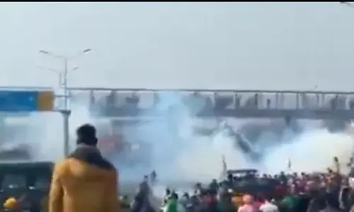 Republic Day Tractor Rally Delhi Updates: नोएडा मोड़ पर किसानों और पुलिस के बीच फिर से टकराव, भिड़े आंदोलनकारी