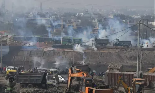 BREAKING: ट्रैक्टर परेड में हिंसा को लेकर दिल्ली पुलिस की कार्रवाई, 200 लोग हिरासत में, क्राइम ब्रांच करेगी जांच BREAKING: ट्रैक्टर परेड में हिंसा को लेकर दिल्ली पुलिस की कार्रवाई, 200 लोग हिरासत में, क्राइम ब्रांच करेगी जांच