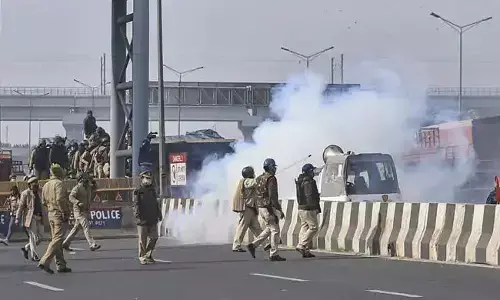 किसानों ने किया हंगामा, ITO पर पुलिस बस को किया हाईजैक, क्रेन भी कब्ज़ाई किसानों ने किया हंगामा, ITO पर पुलिस बस को किया हाईजैक, क्रेन भी कब्ज़ाई