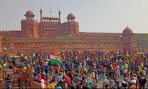 लाल किले परिसर में घुसे आंदोलनकारी किसान, फहरा दिया किसान आंदोलन का झंडा लाल किले परिसर में घुसे आंदोलनकारी किसान, फहरा दिया किसान आंदोलन का झंडा