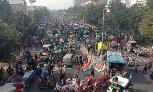 लाठीचार्ज के बाद दिल्ली में बिगड़े हालात! आश्रम के पास पुलिस ने सड़क किया ब्लॉक, कई जगह टकराव की स्थिति लाठीचार्ज के बाद दिल्ली में बिगड़े हालात! आश्रम के पास पुलिस ने सड़क किया ब्लॉक, कई जगह टकराव की स्थिति