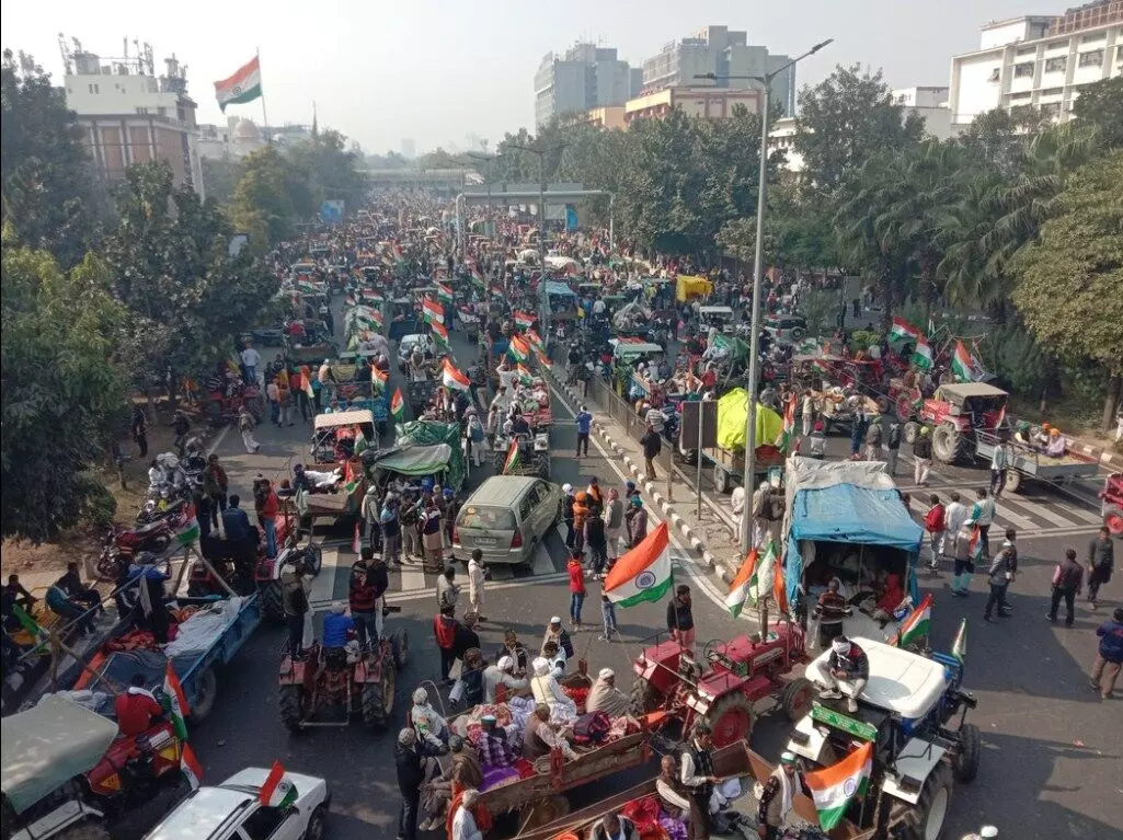लाठीचार्ज के बाद दिल्ली में बिगड़े हालात! आश्रम के पास पुलिस ने सड़क किया ब्लॉक, कई जगह टकराव की स्थिति