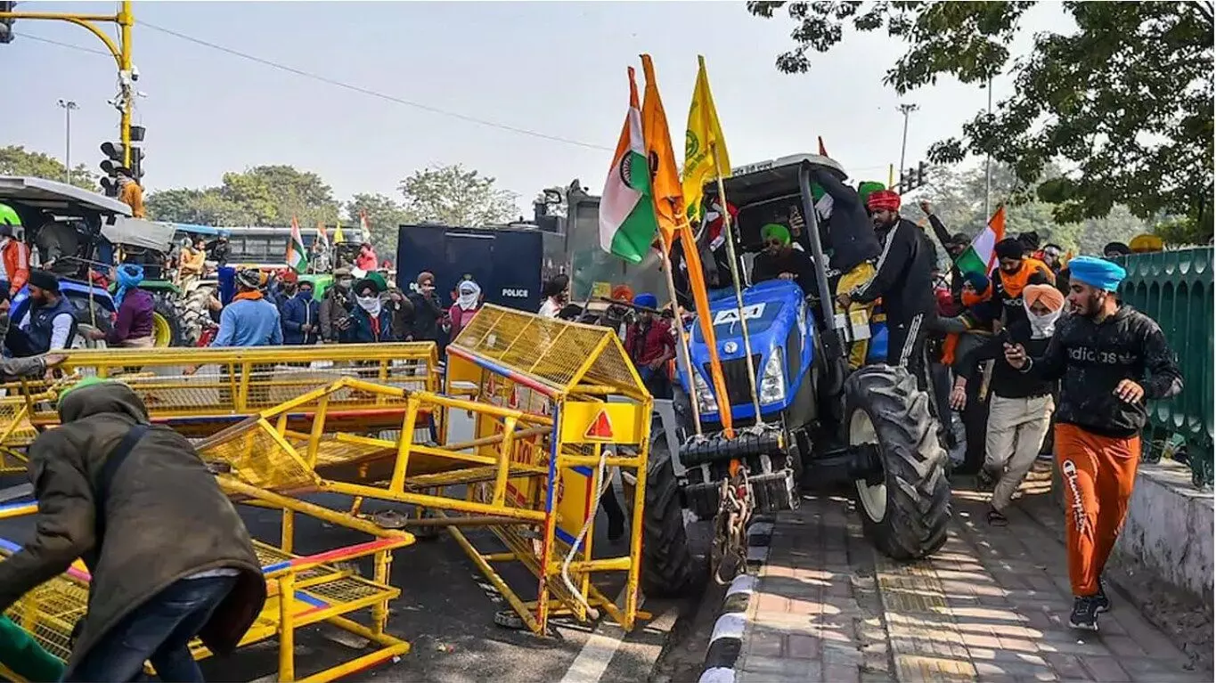 ट्रैक्टर रैली बेकाबू होने के बाद दिल्ली के कई मेट्रो स्टेशन बंद, लाल किले तक पहुंचे आंदोलनकारी किसान, आईटीओ पर जबर्दस्त घमासान