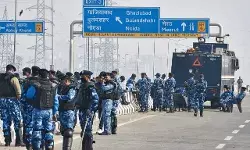 गाजीपुर बॉर्डर पर पुलिस और RAF के जवानों का भारी जमावड़ा, धरना स्थल खाली कराने की तैयारी, टिकैत बोले- भंग न हो शांति गाजीपुर बॉर्डर पर पुलिस और RAF के जवानों का भारी जमावड़ा, धरना स्थल खाली कराने की तैयारी, टिकैत बोले- भंग न हो शांति