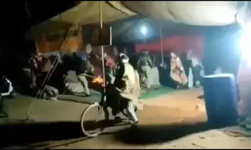 UP : धरना स्थल से हटाए जा रहे किसान, गाजीपुर में बिजली काटी, बागपत से जबरन हटाया